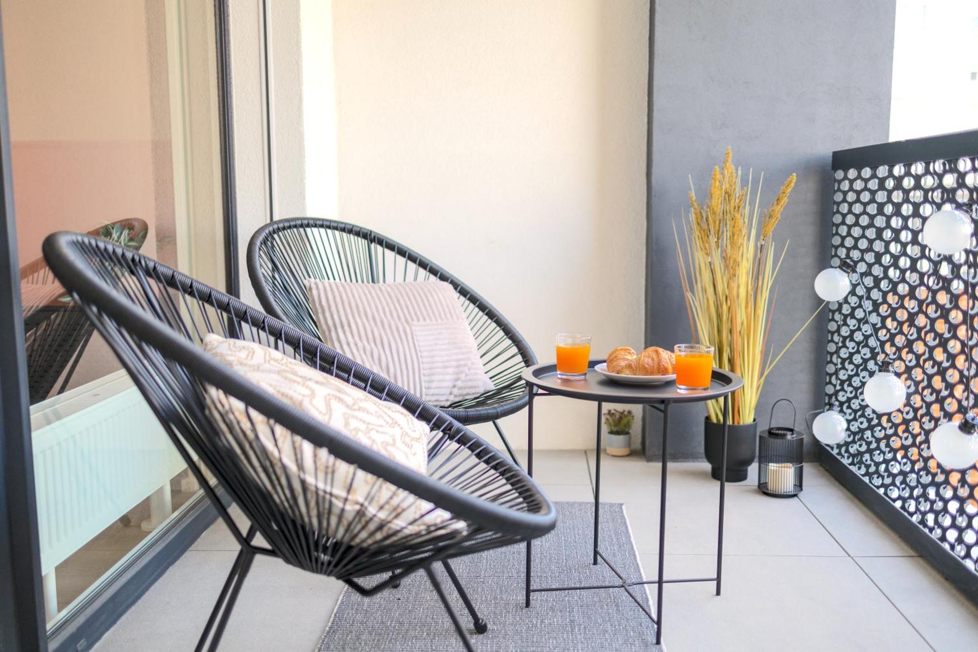 Design Apartment - Balcony, Free Parking, Yoga, 10 Mins To Center, By Gravity Prag Dış mekan fotoğraf