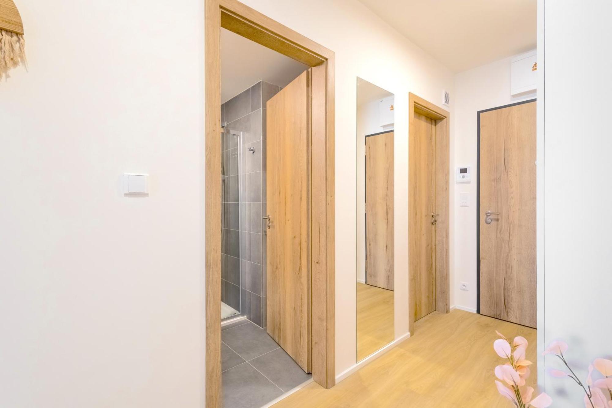 Design Apartment - Balcony, Free Parking, Yoga, 10 Mins To Center, By Gravity Prag Dış mekan fotoğraf